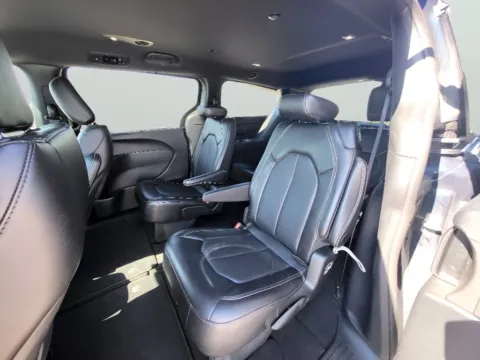 More photos of 2025 Chrysler Pacifica Select at Dorsett Mitsubishi, IN