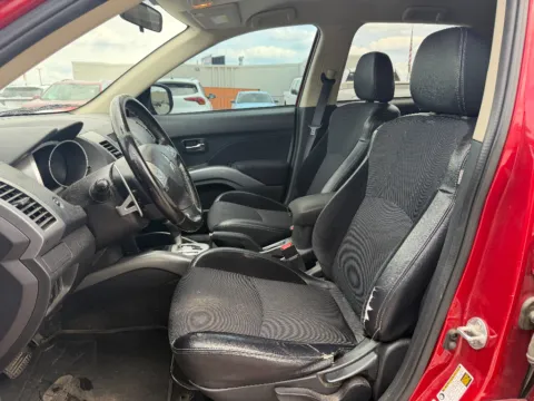 More photos of 2013 Mitsubishi Outlander SE at Dorsett Mitsubishi, IN