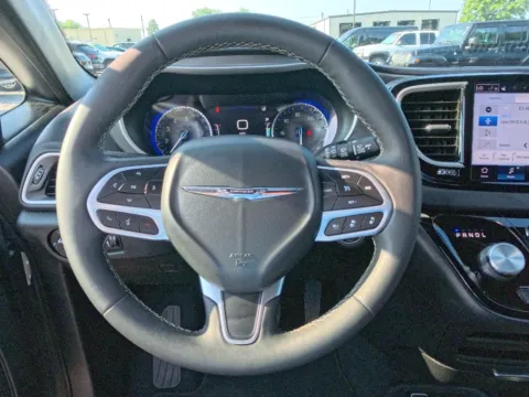 More photos of 2025 Chrysler Pacifica Select at Dorsett Mitsubishi, IN