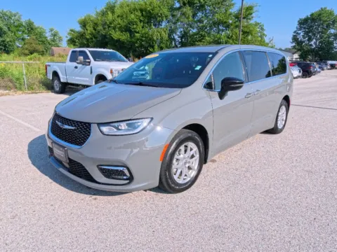 Gray 2025 Chrysler Pacifica Select for sale in Terre Haute, IN