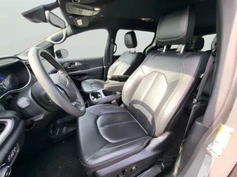 Another view of 2025 Chrysler Pacifica Select for sale in Terre Haute, IN at Dorsett Mitsubishi