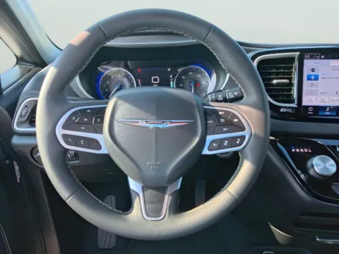 More photos of 2025 Chrysler Pacifica Select at Dorsett Mitsubishi, IN