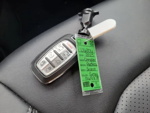 More photos of 2025 Chrysler Pacifica Select at Dorsett Mitsubishi, IN