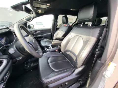 Another view of 2025 Chrysler Pacifica Select for sale in Terre Haute, IN at Dorsett Mitsubishi