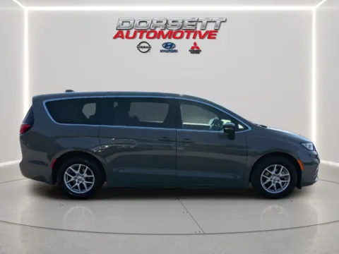 More photos of 2025 Chrysler Pacifica Select at Dorsett Mitsubishi, IN