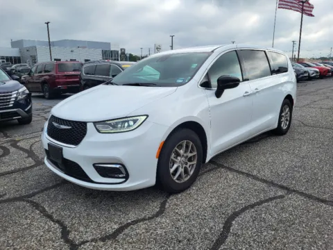 White 2025 Chrysler Pacifica Select for sale in Terre Haute, IN