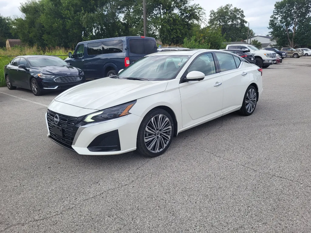 White 2025 Nissan Altima SL for sale in Terre Haute, IN