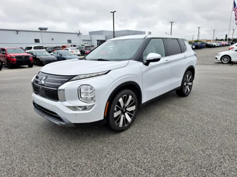 White 2025 Mitsubishi Outlander SE for sale in Terre Haute, IN
