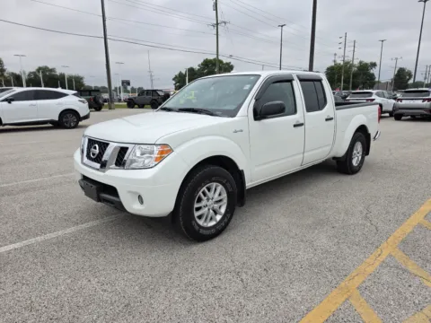 White 2017 Nissan Frontier SV V6 for sale in Terre Haute, IN