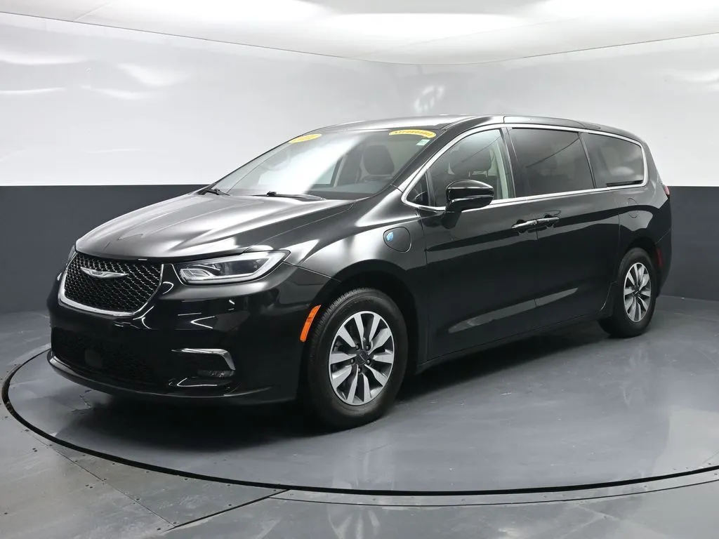 2022 Chrysler Pacifica Touring L for sale in Terre Haute, IN