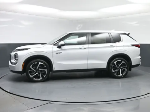 More photos of 2025 Mitsubishi Outlander PHEV SE at Dorsett Mitsubishi, IN