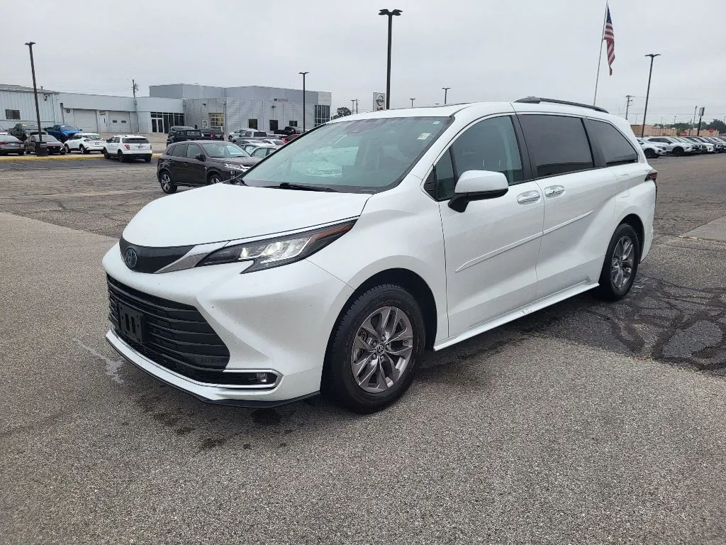 White 2023 Toyota Sienna XLE for sale in Terre Haute, IN
