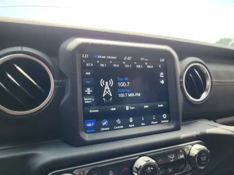 More photos of 2020 Jeep Gladiator Overland at Dorsett Mitsubishi, IN