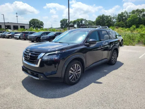 Black 2022 Nissan Pathfinder SL for sale in Terre Haute, IN
