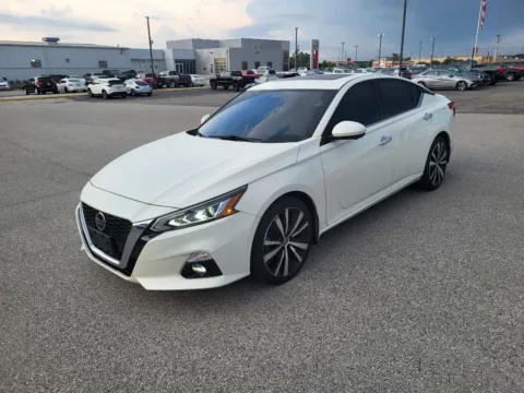 White 2019 Nissan Altima 2.5 Platinum for sale in Terre Haute, IN