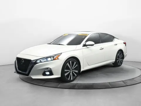 White 2019 Nissan Altima 2.5 Platinum for sale in Terre Haute, IN