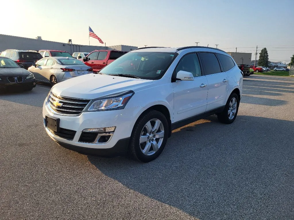 White 2017 Chevrolet Traverse LT for sale in Terre Haute, IN