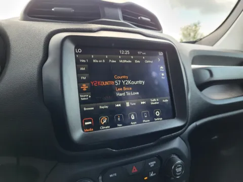 More photos of 2022 Jeep Renegade Latitude at Dorsett Mitsubishi, IN