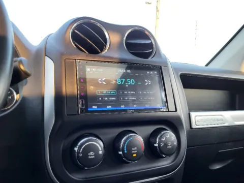 More photos of 2016 Jeep Compass High Altitude Edition at Dorsett Mitsubishi, IN