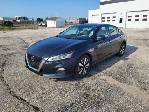 Blue 2022 Nissan Altima 2.5 SV for sale in Terre Haute, IN
