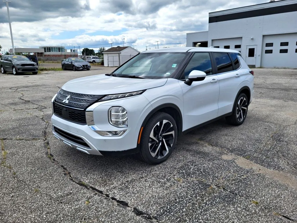 Silver 2024 Mitsubishi Outlander SE for sale in Terre Haute, IN