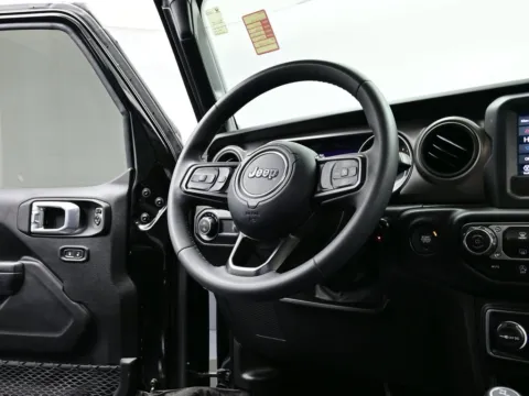 More photos of 2023 Jeep Gladiator Sport S at Dorsett Mitsubishi, IN