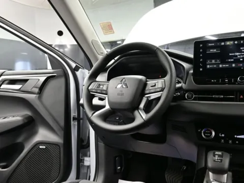 More photos of 2025 Mitsubishi Outlander SE at Dorsett Mitsubishi, IN