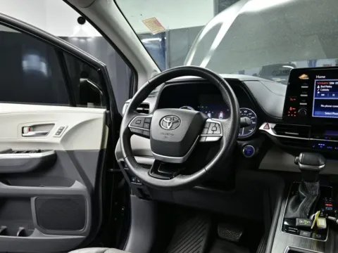 More photos of 2021 Toyota Sienna Limited at Dorsett Mitsubishi, IN