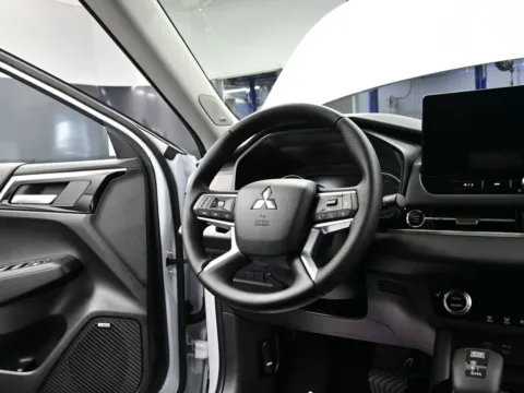 More photos of 2025 Mitsubishi Outlander SE at Dorsett Mitsubishi, IN