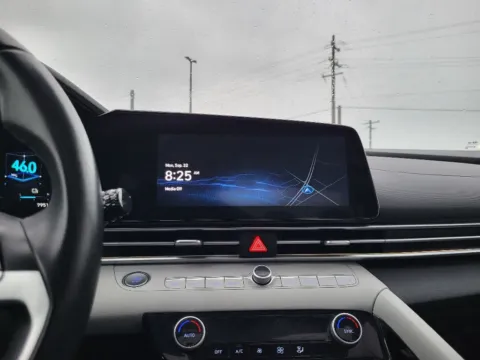 More photos of 2023 Hyundai Elantra Hybrid Limited at Dorsett Mitsubishi, IN