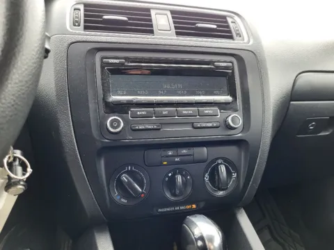 More photos of 2014 Volkswagen Jetta SE at Dorsett Mitsubishi, IN