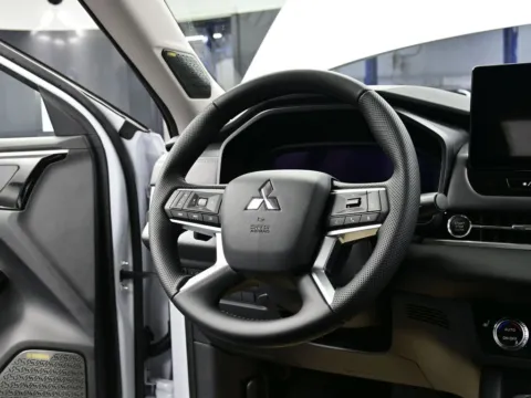 More photos of 2025 Mitsubishi Outlander SE at Dorsett Mitsubishi, IN