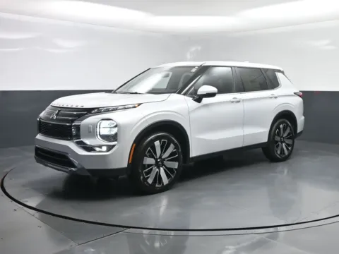 White 2025 Mitsubishi Outlander SE for sale in Terre Haute, IN