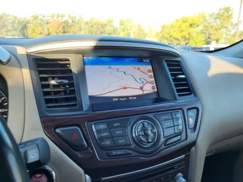 More photos of 2017 Nissan Pathfinder Platinum at Dorsett Mitsubishi, IN