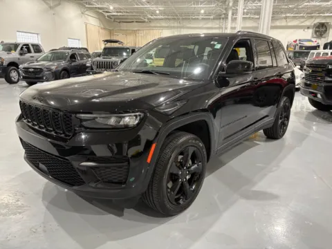 Another view of 2023 Jeep Grand Cherokee Altitude 4x4 for sale in Troy, MI at 8-11 Motor Group, Inc.