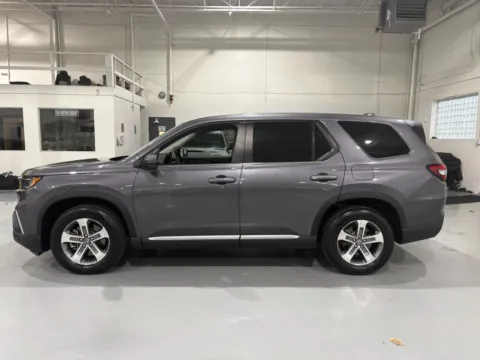 More photos of 2025 Honda Pilot EX-L at 8-11 Motor Group, Inc., MI