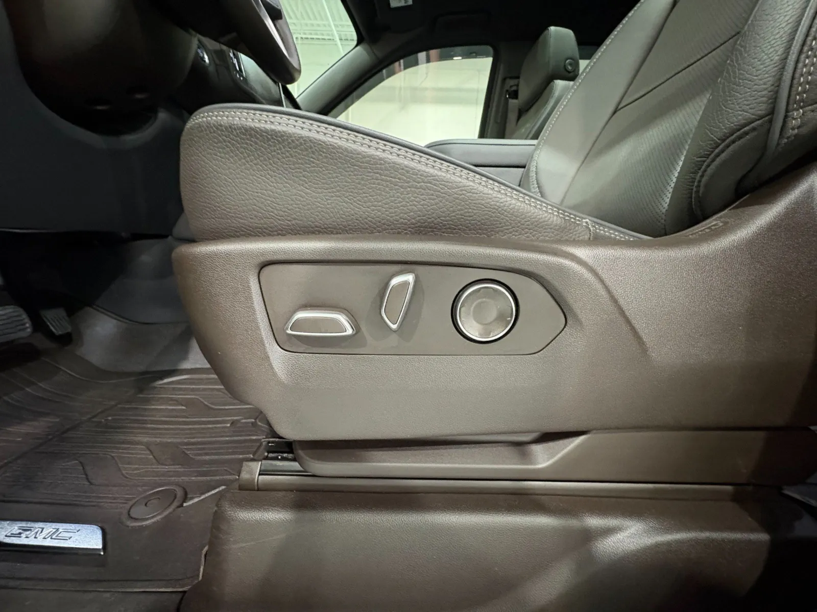 2023 GMC Yukon Denali - Photo 11