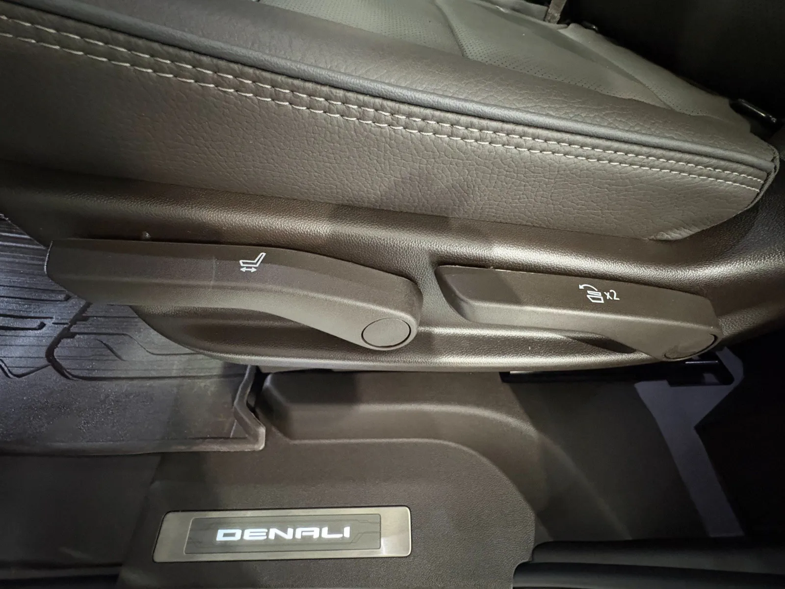 2023 GMC Yukon Denali - Photo 43