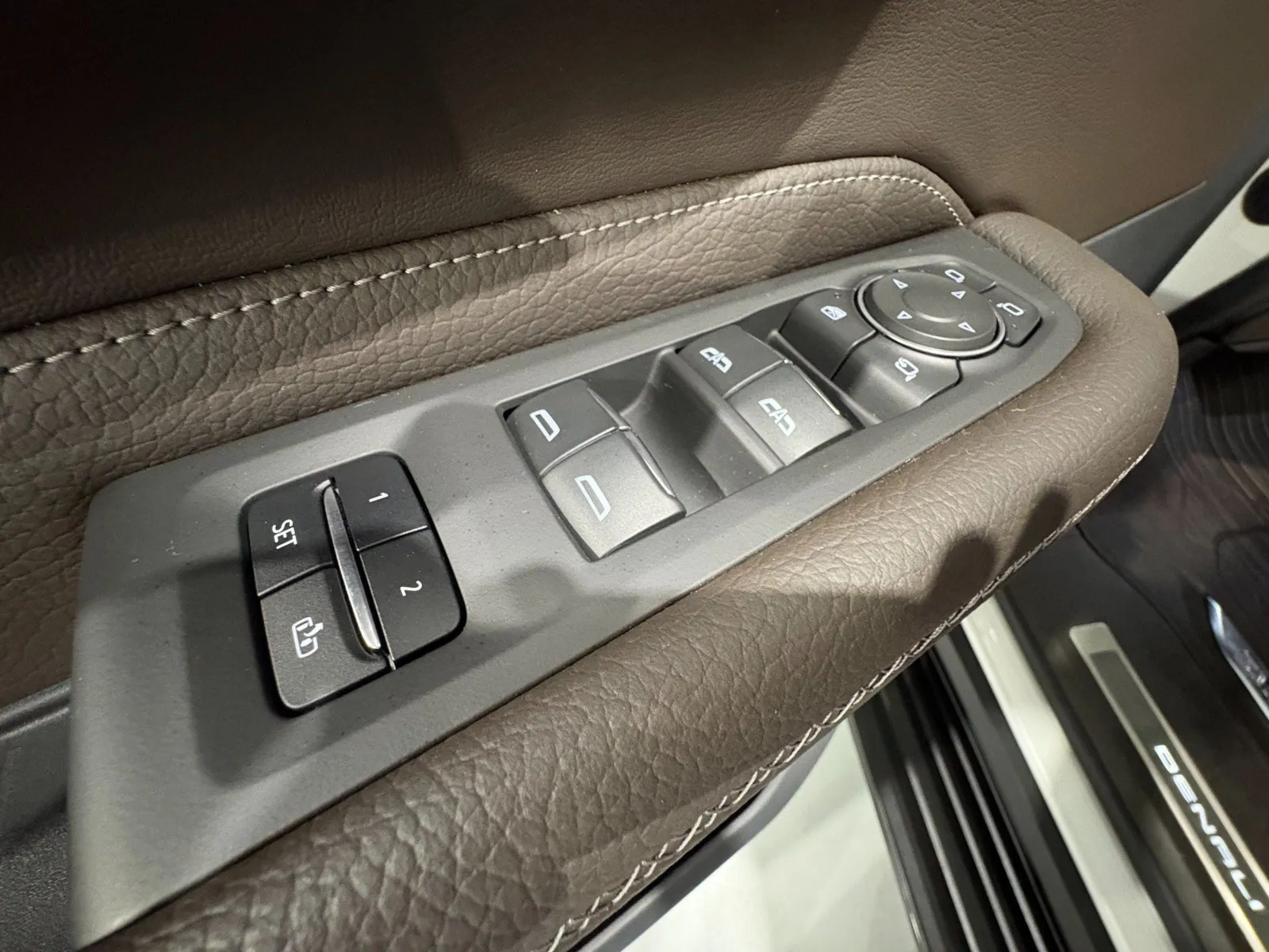 2023 GMC Yukon Denali - Photo 38