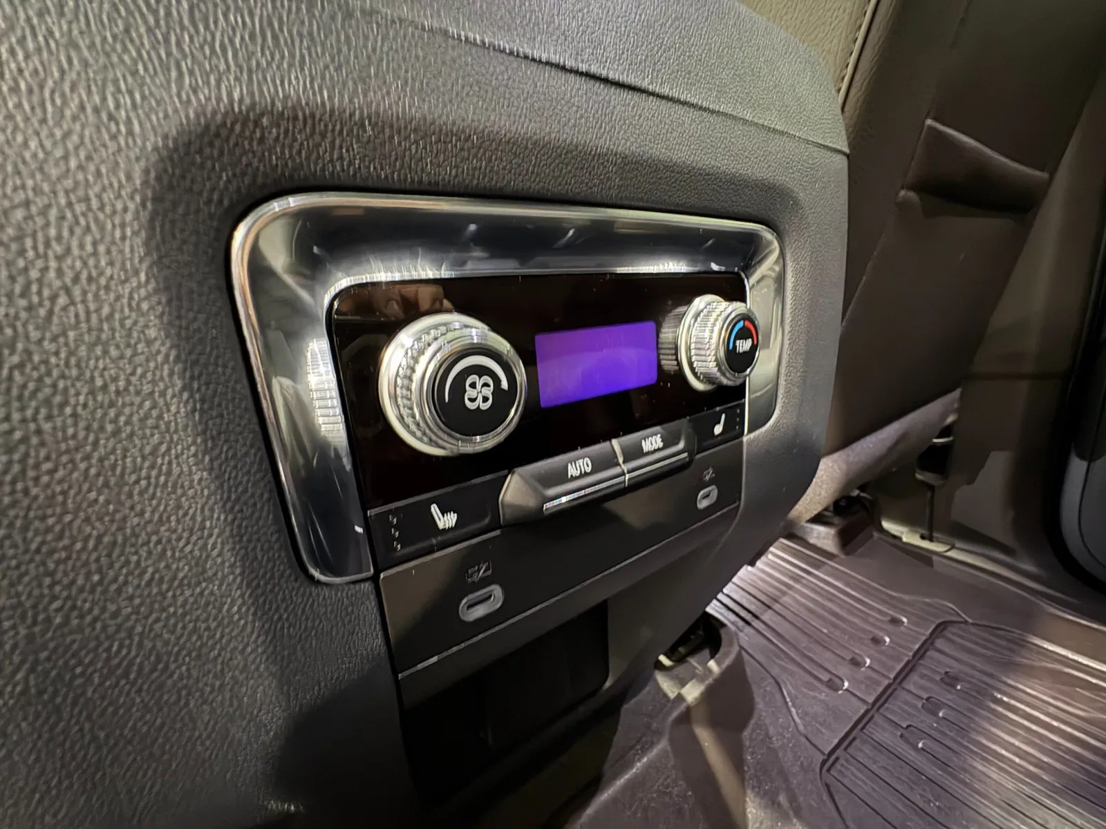 2023 GMC Yukon Denali - Photo 45