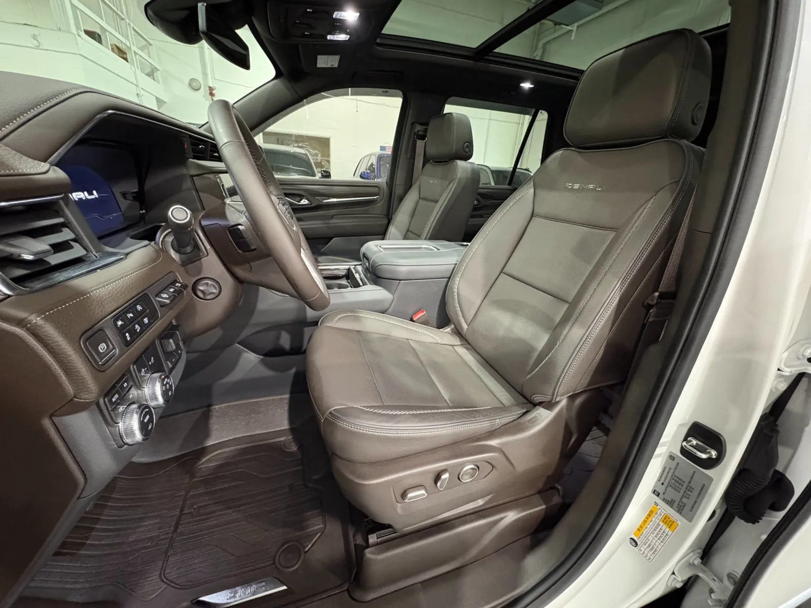 2023 GMC Yukon Denali - Photo 9