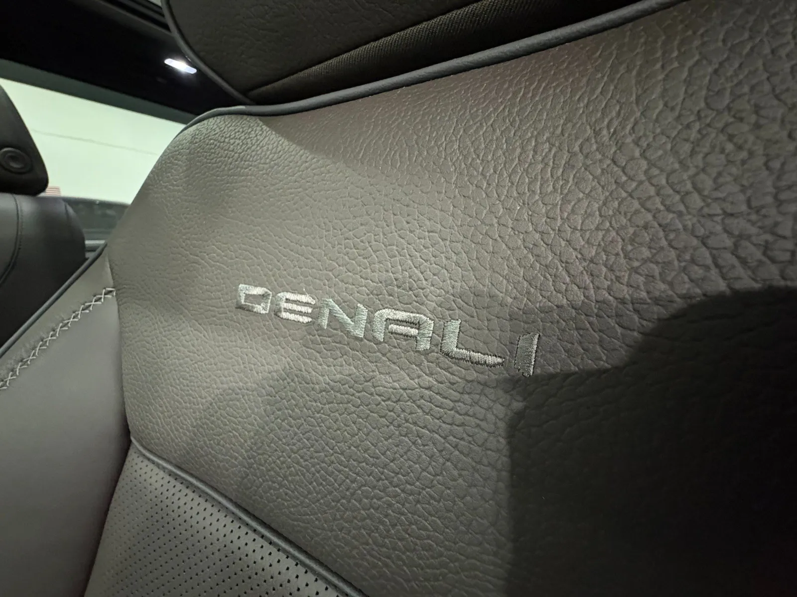 2023 GMC Yukon Denali - Photo 12