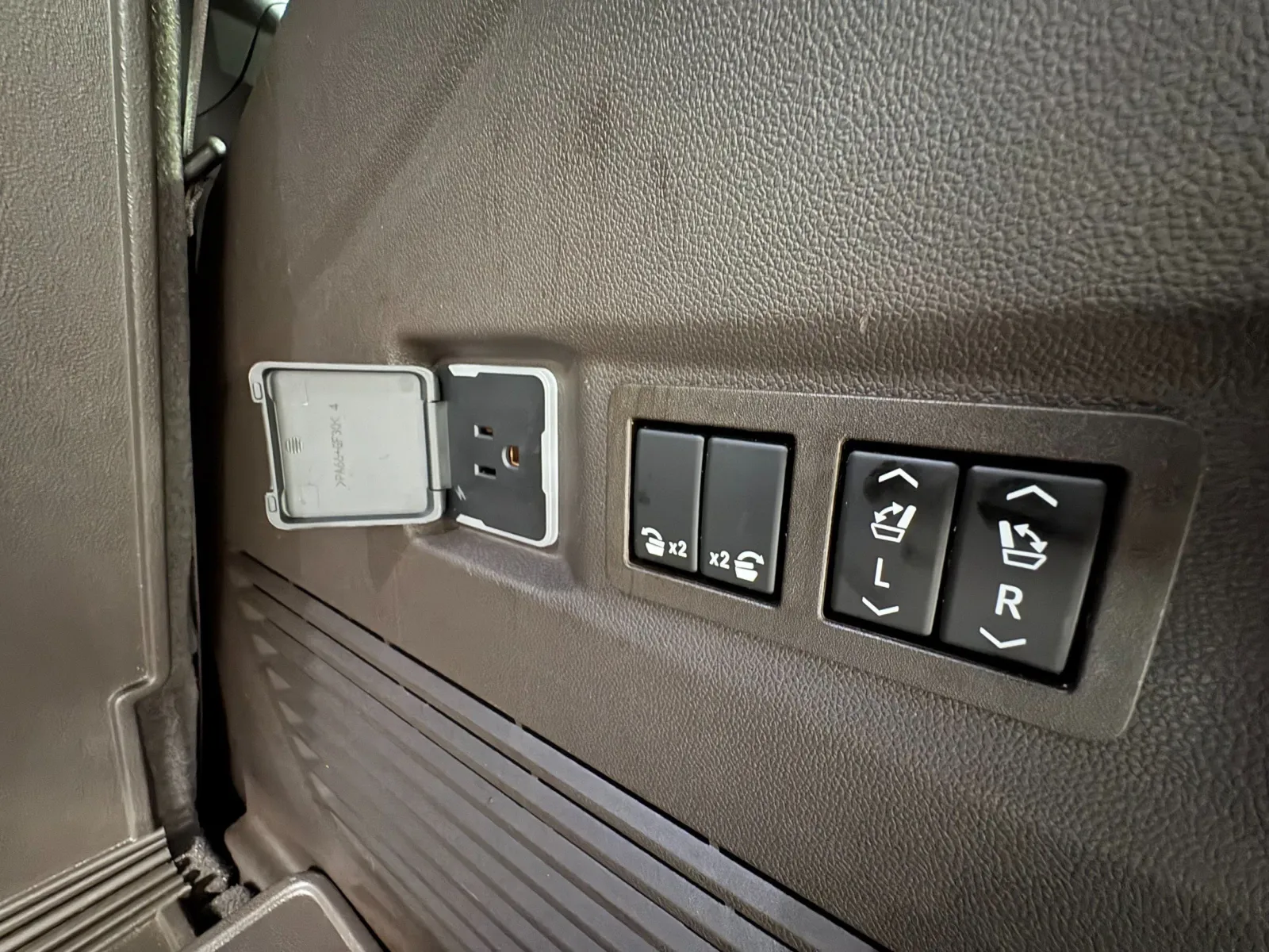 2023 GMC Yukon Denali - Photo 52
