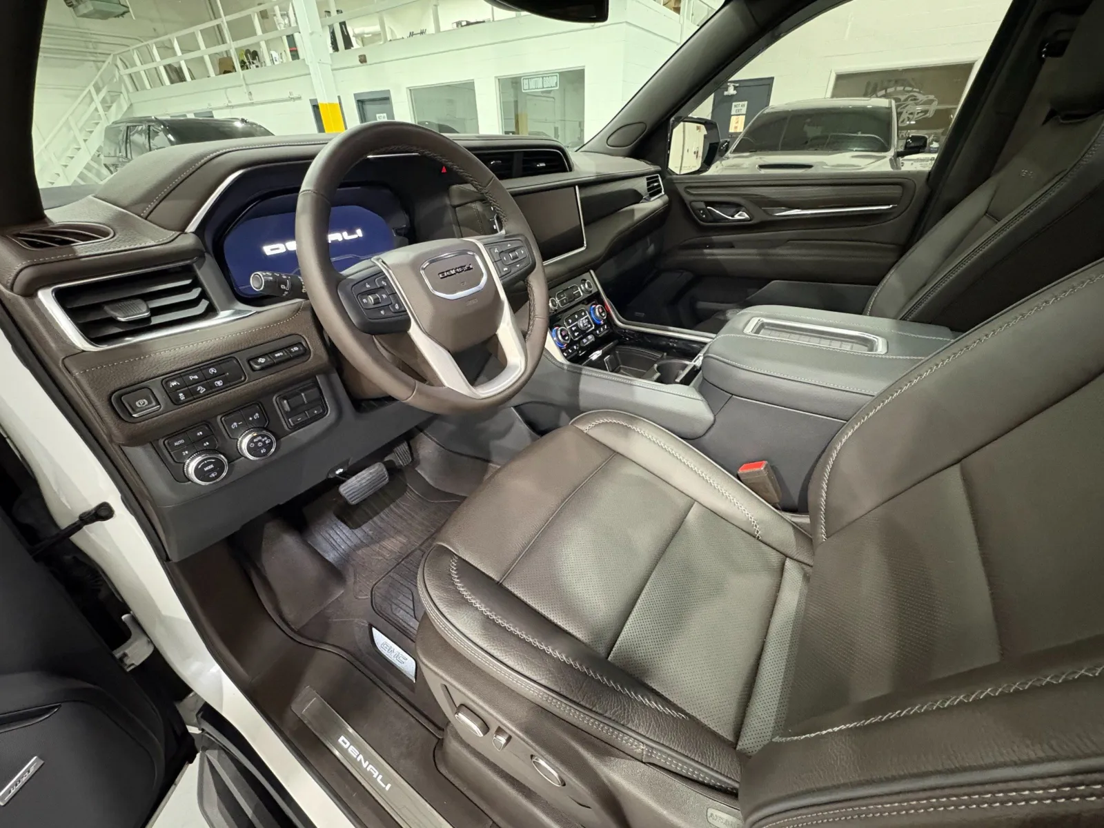 2023 GMC Yukon Denali - Photo 10