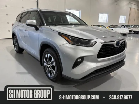 Silver 2021 Toyota Highlander XLE for sale in Troy, MI
