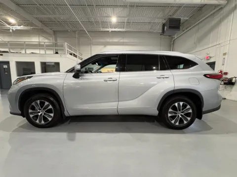 More photos of 2021 Toyota Highlander XLE at 8-11 Motor Group, Inc., MI