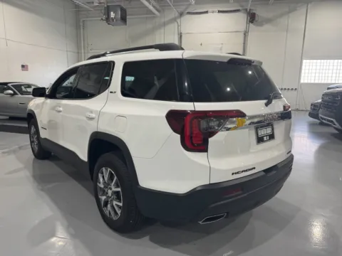 More photos of 2022 GMC Acadia SLT at 8-11 Motor Group, Inc., MI