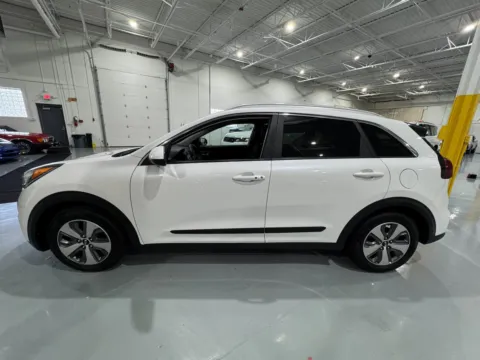 More photos of 2019 Kia Niro LX at 8-11 Motor Group, Inc., MI