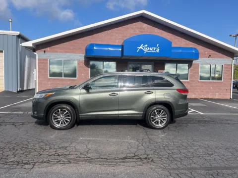 Photos of 2017 Toyota Highlander XLE for sale in Chambersburg, PA at Kyner's Auto Sales, Inc.