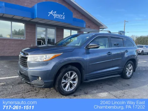 Blue 2015 Toyota Highlander XLE V6 for sale in Chambersburg, PA